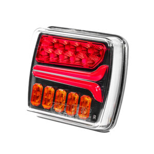 Feu arrière LED rectangulaire (droit) avec zones lumineuses rouges et oranges, cadre brillant et marquages visibles sur la lentille