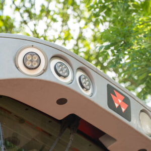 Gros plan sur les phares de travail à LED d’une moissonneuse-batteuse Massey Ferguson avec le logo visible à l’avant