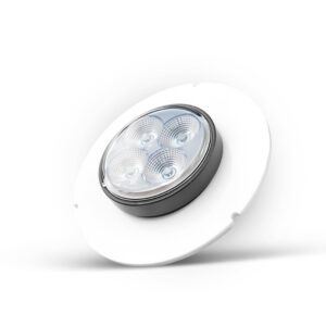 Gros plan sur un phare LED rond à quatre lentilles, monté sur une plaque blanche.